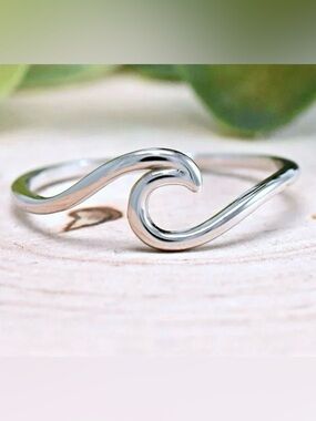 Minimalist Wave Ring